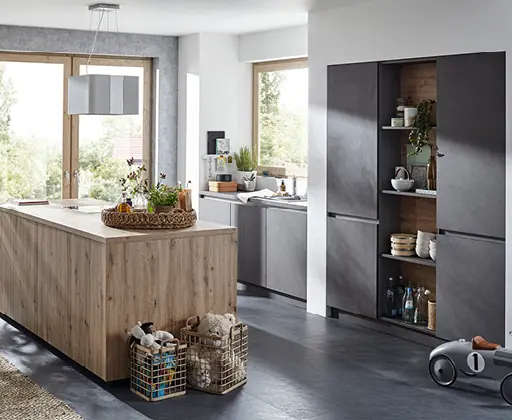 Moderne Küche mit Kochinsel in Holzoptik, dunklen Fronten und offenem Regal.